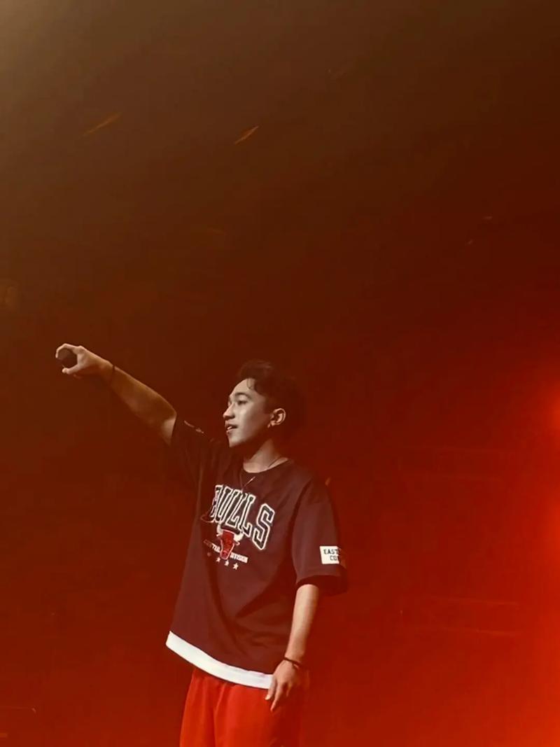新疆女 RAPPER18 岁 RDFJFTTIK，才华与颜值并存的音乐精灵