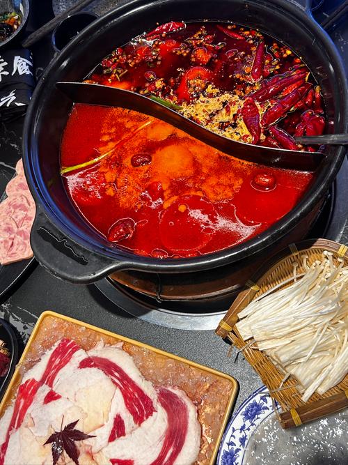 一人在上面添一人之下吃,火锅中的绝绝子